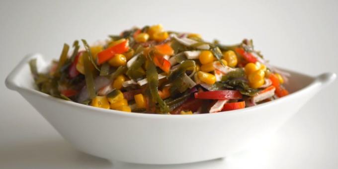 Recepti: Morski kupus salata s kukuruzom, rakovima štapovima i papra