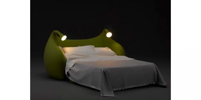 krevet sa noćnim svjetiljkama