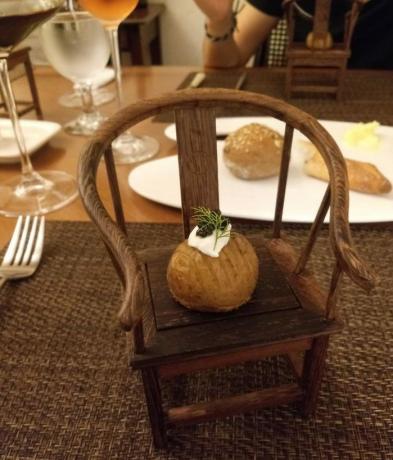 posluživanje krumpira na visokoj stolici