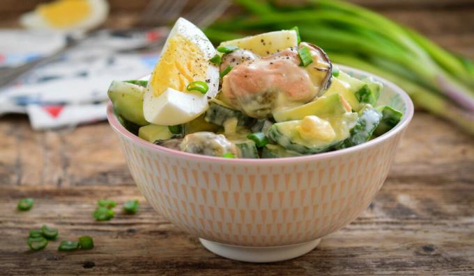 Salata sa dagnjama, krastavcima i jajima