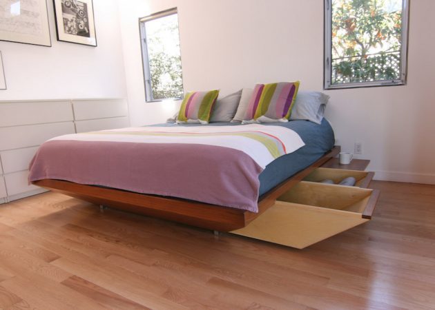 Mala spavaća soba: krevet u pravu