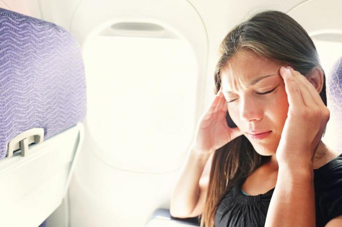 Strah od letenja ženu u avionskoj koij oseća mučninu od letenja