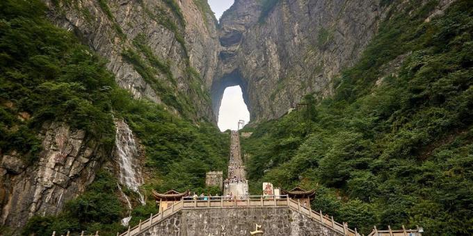 Azijski teritorija nije uzalud privlače turiste, „Cloud Gate” na planini Tianmen u Zhangjiajie Nacionalni park, Kina