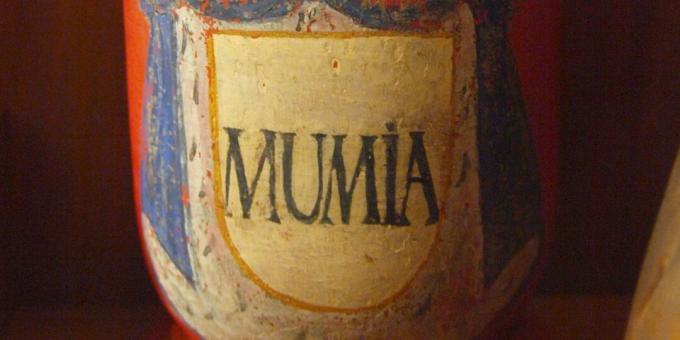 Farmaceutska posuda 18. stoljeća s mumijom