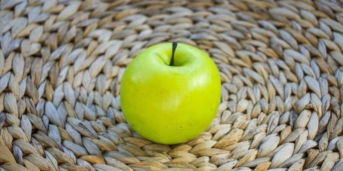 Kako se riješiti mirisa češnjaka i luka iz usta: pojedite jabuku