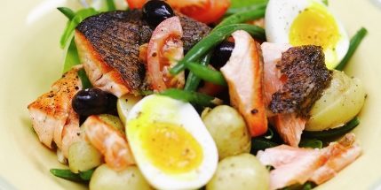 Salata „Nicoise” s lososom