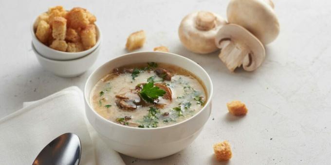 Pileća juha s gljivama i vrhnjem
