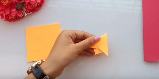 Izrežite papir od tri različite boje, dva identična mali trg