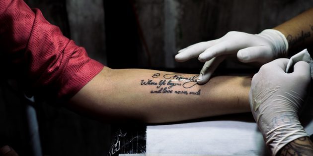 učiniti tetovaže ozlijeđen