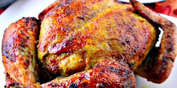 Kako kuhati piletinu u pećnici: cijelu kokoš u indijskom jogurt s rumenim kore