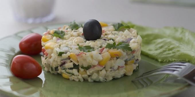 Salata s rakovima, riže, kukuruza, štapići jaja, krastavac