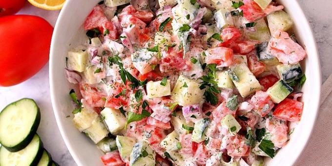 Salata od krastavaca i rajčica s lukom i vrhnjem odijevanja