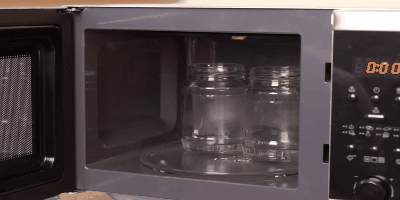 Kako sterilizirati staklenke u mikrovalnoj pećnici: Napunite posude vodom i stavite u mikrovalnu