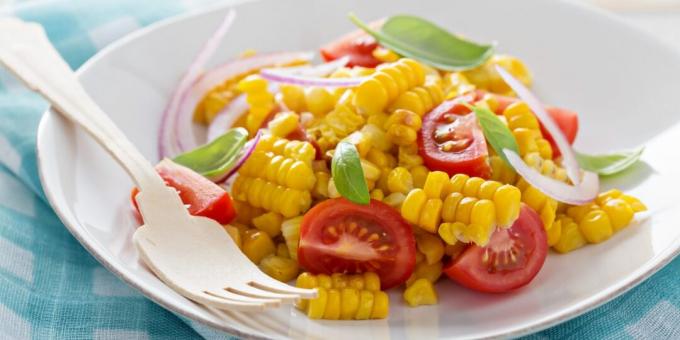 Salata s kukuruzom, rajčicama i lukom