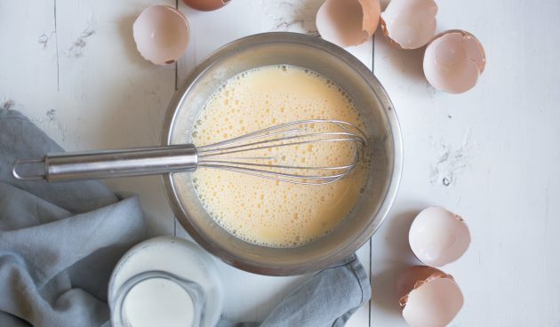 Quesadillas sa sirom, evercom, senfom i kajganom: Umutite jaja, sol i mlijeko za kajganu