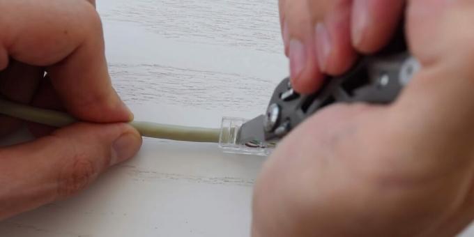 Kako previti upredeni kabel: učvrstite konektor