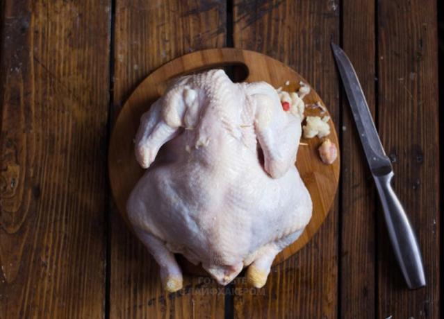 Kako kuhati piletinu: odsjeći višak kože na vratu