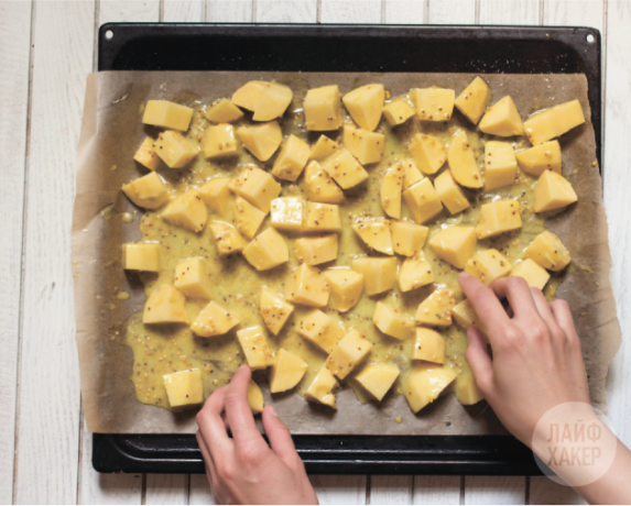 recept za pečeni krumpir s gorušičasto-medenom korom: krumpir treba staviti u lim za pečenje u jednom sloju