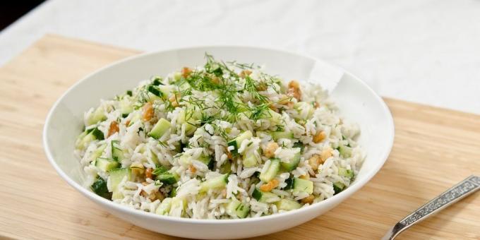 Salata s rižom, krastavac, orasima i metvice