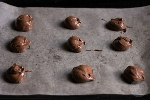 Čokoladni kolačići bez brašna: tijesto obložite na vrh pergamenta