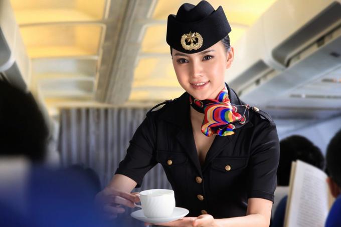 Stjuardesa posluživanje ljudi na avionu