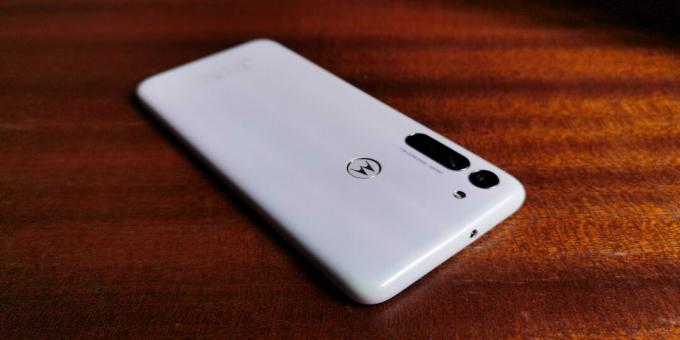 Motorola Moto G8: dizajn i ergonomija
