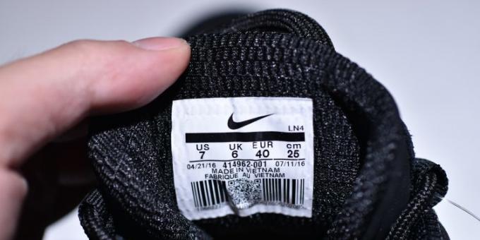 Izvorni i krivotvorene tenisice Nike: pogled na naljepnicama na veličinu zemlje proizvodnje i koda