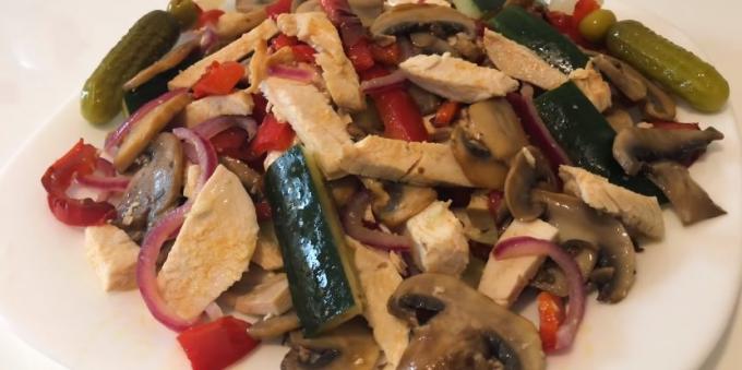 Salate bez majoneze: Salata s piletinom, gljivama, krastavac i paprike