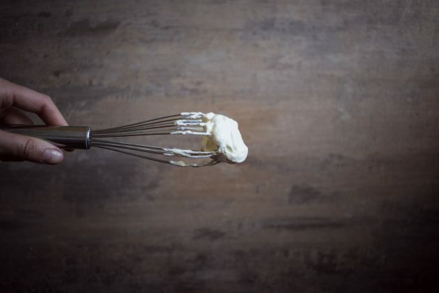 Umak za umakanje: umutite vrhnje s vanilijom dok čvrsti ne dosegne vrhunac
