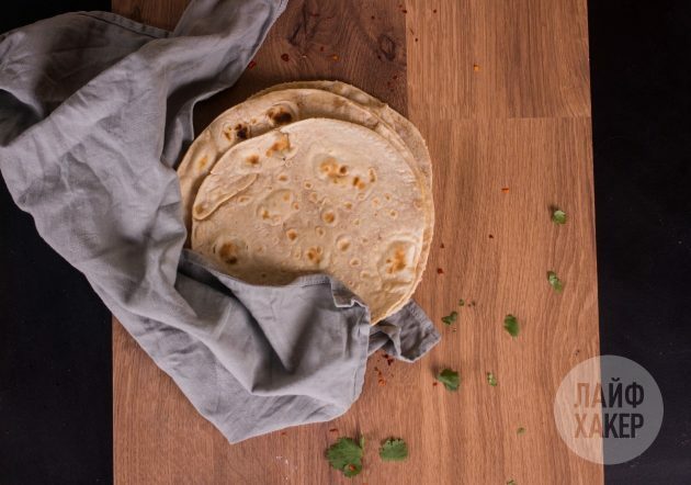 Kako napraviti salsa quesadillu od piletine, kukuruza i rajčice: pržite prazne tortilje na suhoj tavi dok ne porumene