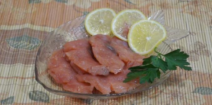 Kako kiseliti roza losos s maslacem