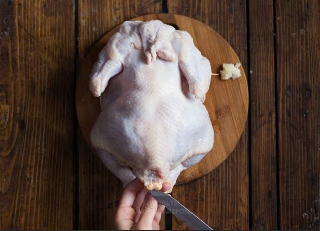Piletina s limunskom pećnicom: Odsjecite kokcigealne žlijezde iznad repa