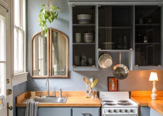 Mala dizajn kuhinja: sjajne su ogledala i namještaj