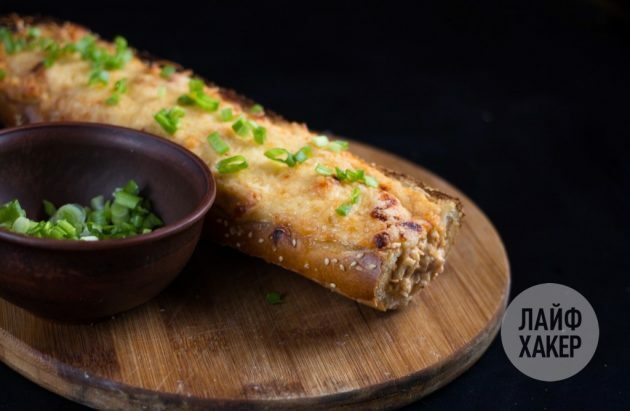 Pospite začinskim biljem ohlađeni punjeni baguette