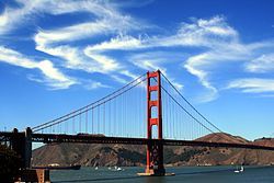 Cirrus oblačno preko Golden Gate Bridge