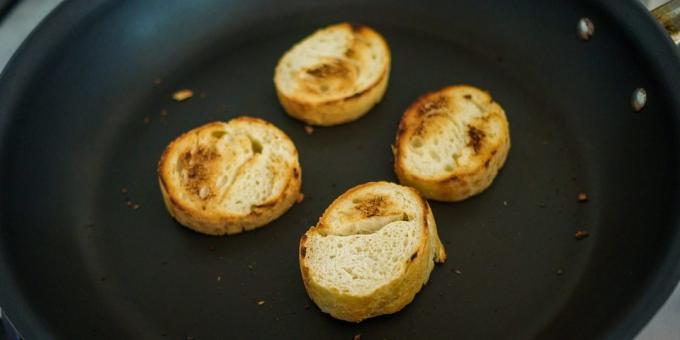 Kako pripremiti francusku juhu od luka: suhe ploške kruha