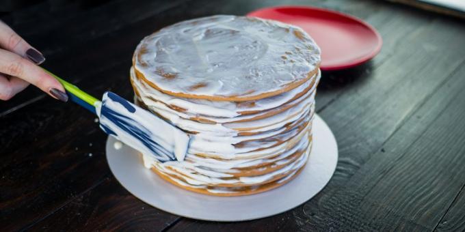 Recept kolač „med kolač”: nanesite kremu na tortu strane