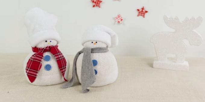 Kako napraviti snjegovića s rukama iz čarapa