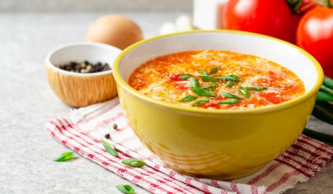Lagana pileća juha s tučenim jajima i rajčicama