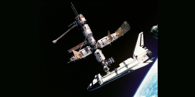 Orbitalna stanica "Mir" s usidrenim američkim brodom "Atlantis", srpanj 1995