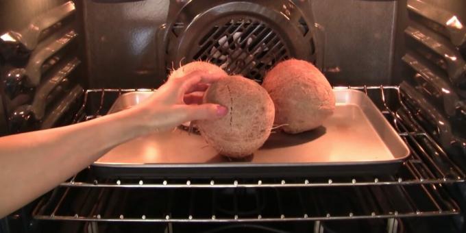 Kako otvoriti kokos: staviti voće u pećnicu