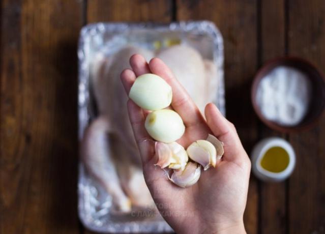 Kako kuhati piletinu: polaganje luk i češnjak