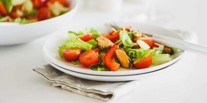 Salata sa školjkama, rajčicama i paprikom