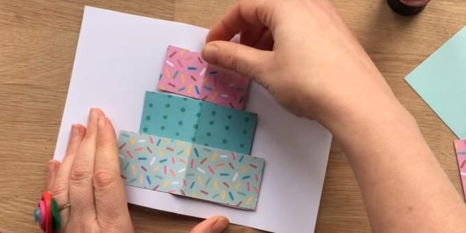 Izrezati pravokutnik boji papira tri sloja veličini budućeg torte