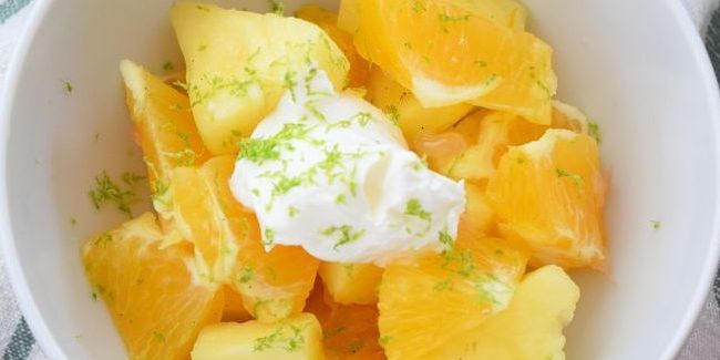 C voćna salata s naranče, ananasa i umak od vanilije