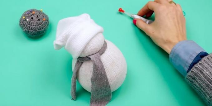 Snjegović svojim rukama: napraviti šal i kapu