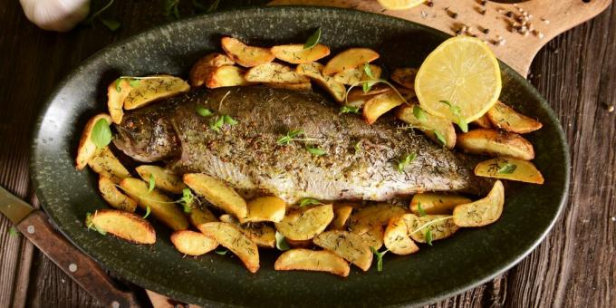 Kako kuhati ribu u pećnici: pastrve s krumpirom i češnjakom