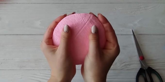 Kako napraviti buket slatkiša: zalijepite oblik papirom
