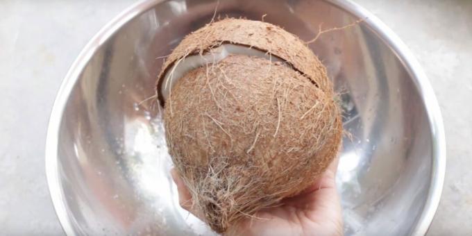 Kako otvoriti kokosov orah: udarite voće tupom stranom noža