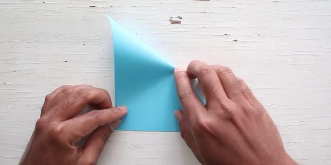 Omotnica sa svojim rukama: savijati papir u suprotnom smjeru 